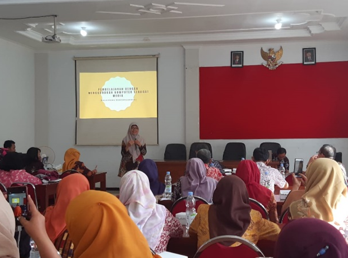 PELATIHAN DAN PENDAMPINGAN GURU MATEMATIKA DALAM MENGEMBANGKAN MEDIA VISUAL GRAFIK DAN GEOMETRI RUANG  DI SMK KOTA MALANG