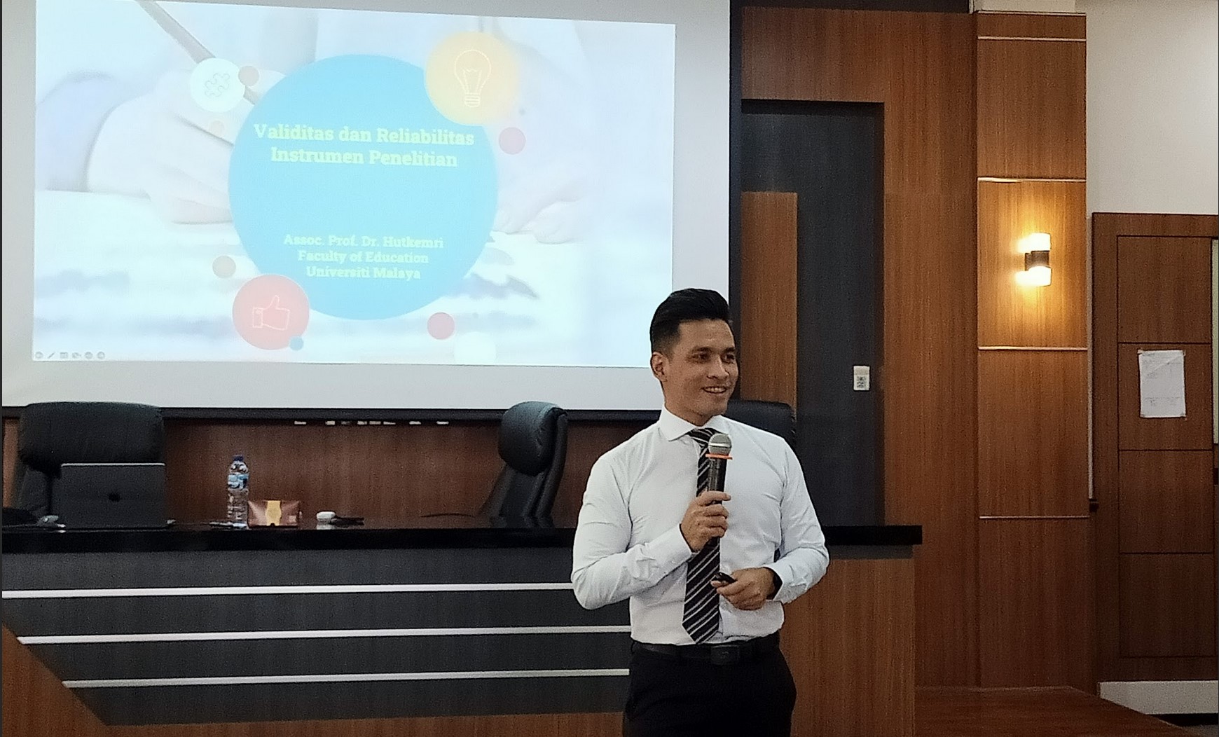 Selenggarakan Kuliah Tamu, Departemen Matematika Undang Profesor dari University Malaya-Malaysia