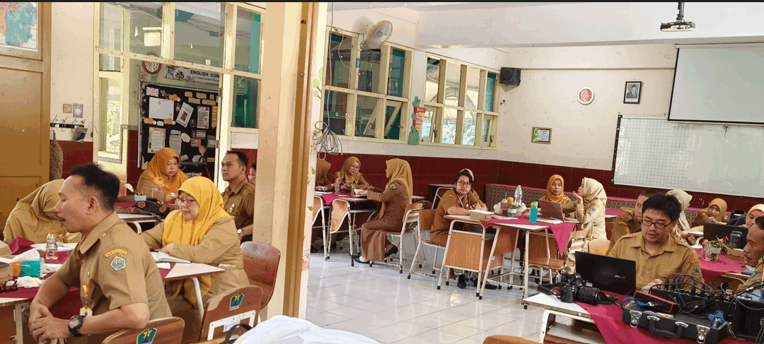Pelatihan Penulisan Artikel Ilmiah Best Practice bagi Guru SMPN 9 Malang: Dorong Guru Menulis dari Pengalaman Mengajar